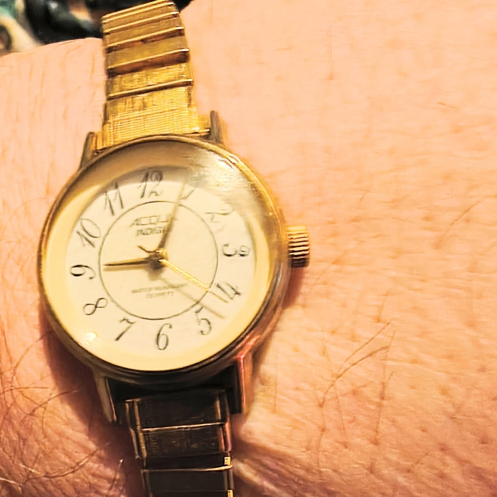 Acqua Indiglo Ladies Quartz Watch Round Gold Tone Bracelet 6 Inch Not Working